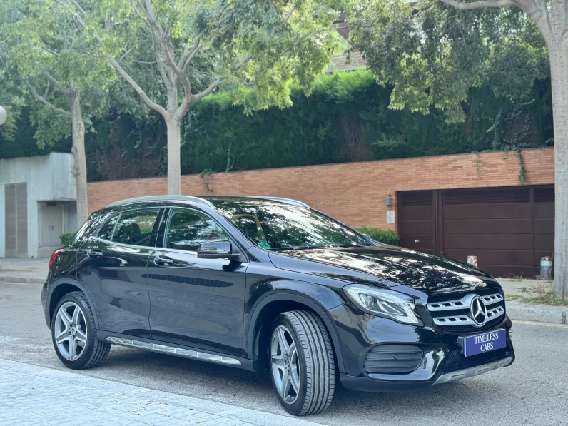 
								Mercedes GLA 180 7G-DCT AMG Line full									