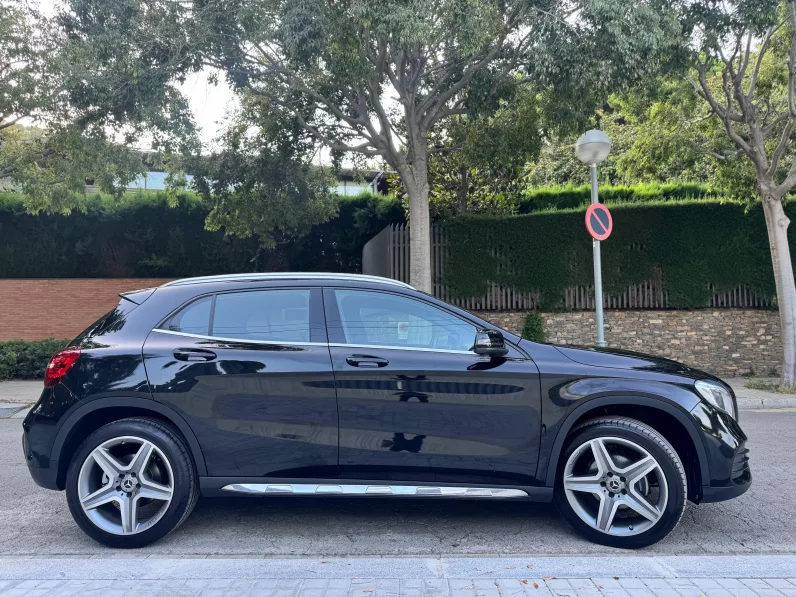 
								Mercedes GLA 180 7G-DCT AMG Line full									