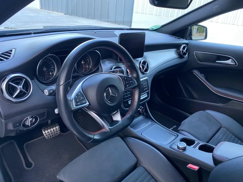 
								Mercedes GLA 180 7G-DCT AMG Line full									