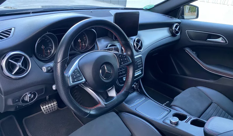 
								Mercedes GLA 180 7G-DCT AMG Line full									