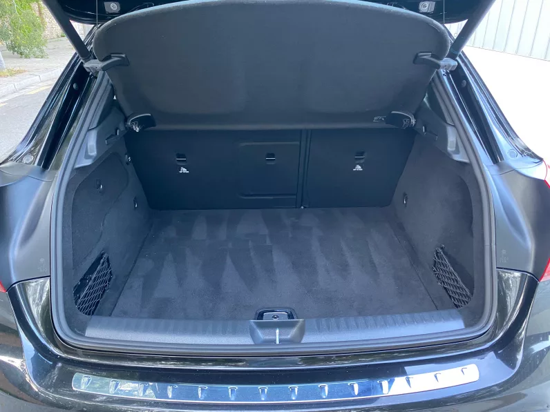 
								Mercedes GLA 180 7G-DCT AMG Line full									