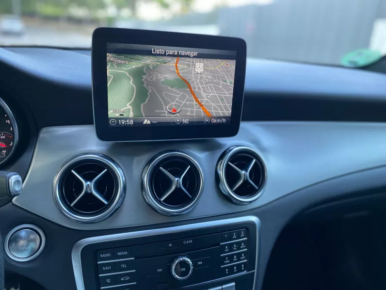 
								Mercedes GLA 180 7G-DCT AMG Line full									