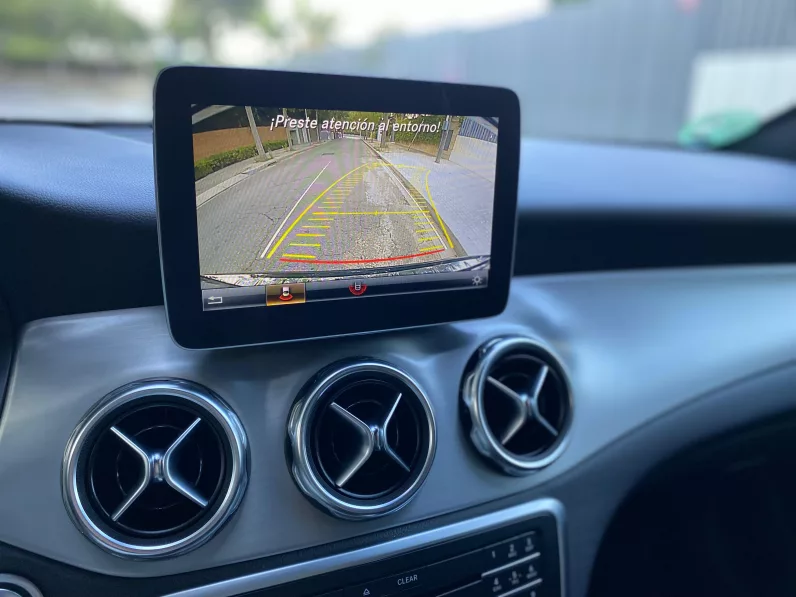 
								Mercedes GLA 180 7G-DCT AMG Line full									