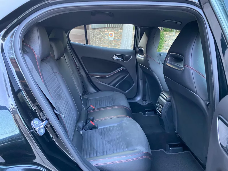 
								Mercedes GLA 180 7G-DCT AMG Line full									