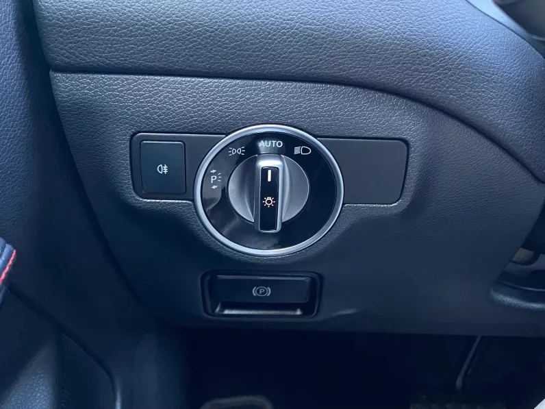 
								Mercedes GLA 180 7G-DCT AMG Line full									