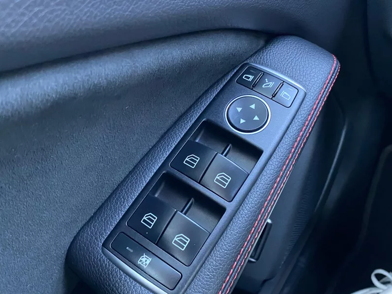 
								Mercedes GLA 180 7G-DCT AMG Line full									