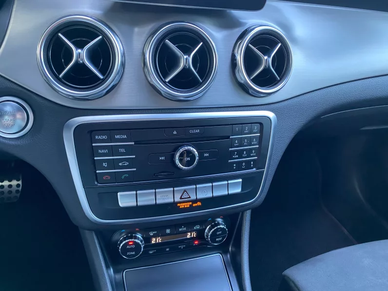 
								Mercedes GLA 180 7G-DCT AMG Line full									