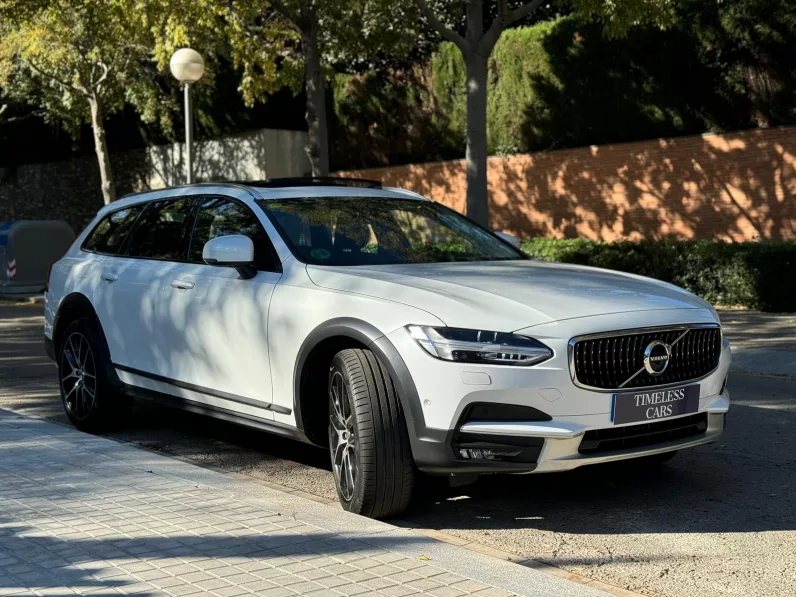 
								Volvo V90CC D5 AWD Auto full									