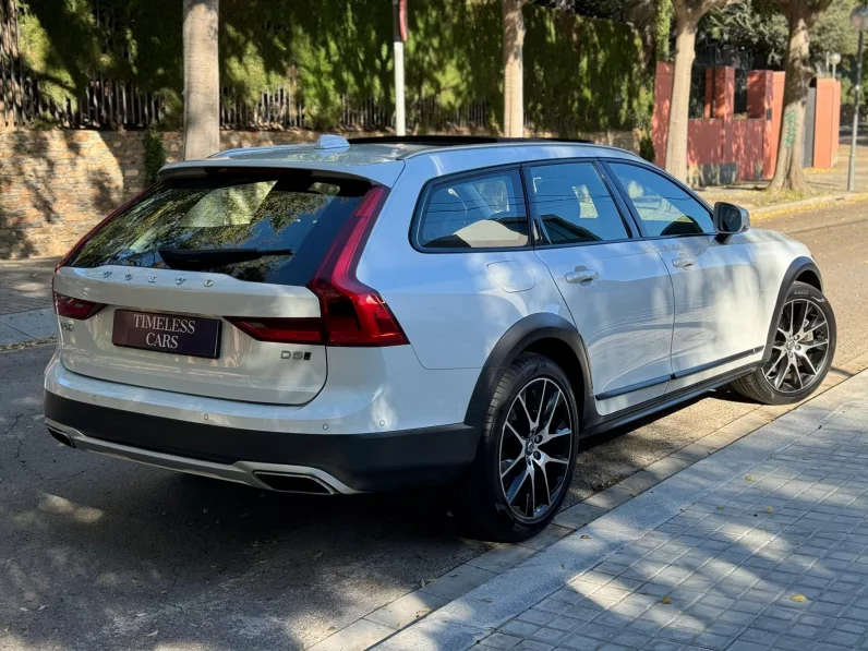 
								Volvo V90CC D5 AWD Auto full									