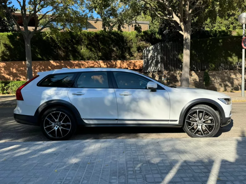
								Volvo V90CC D5 AWD Auto full									