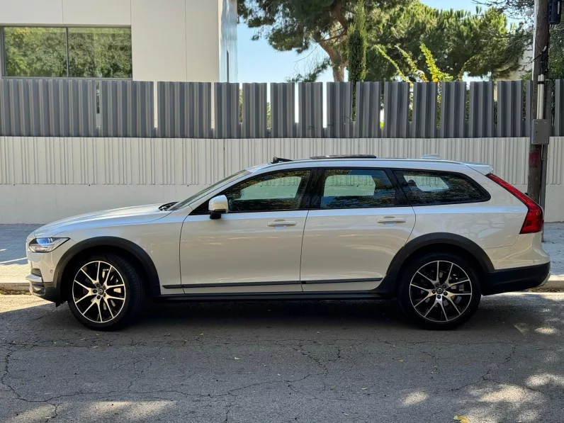 
								Volvo V90CC D5 AWD Auto full									