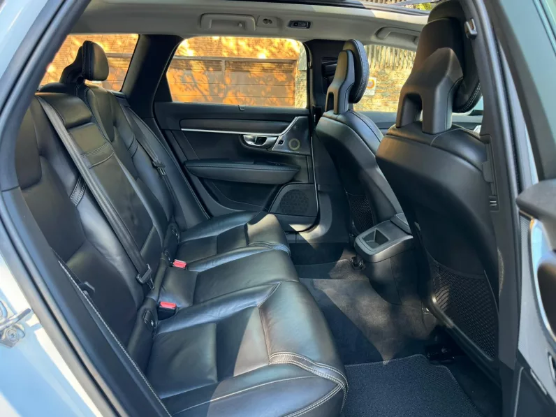 
								Volvo V90CC D5 AWD Auto full									