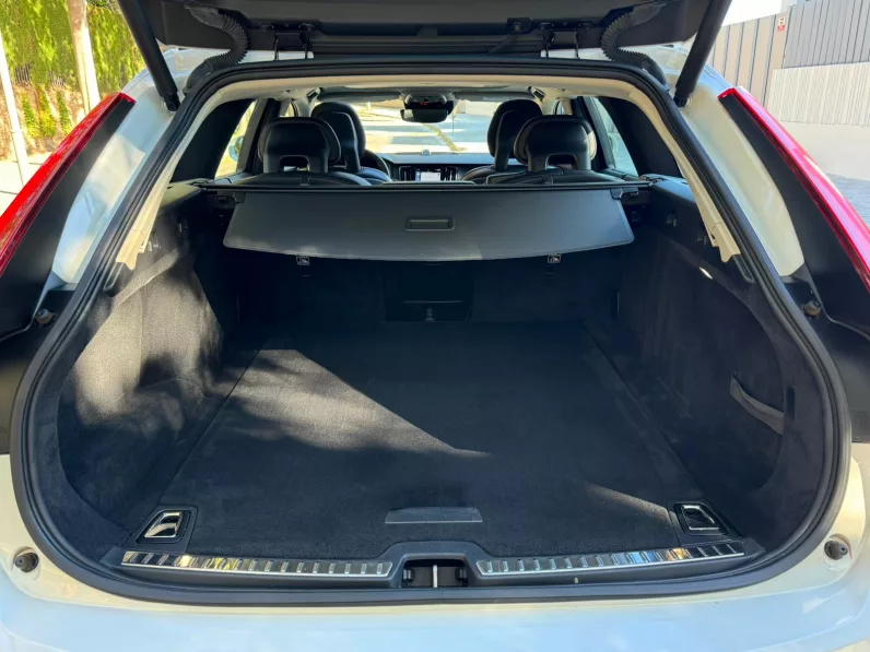 
								Volvo V90CC D5 AWD Auto full									