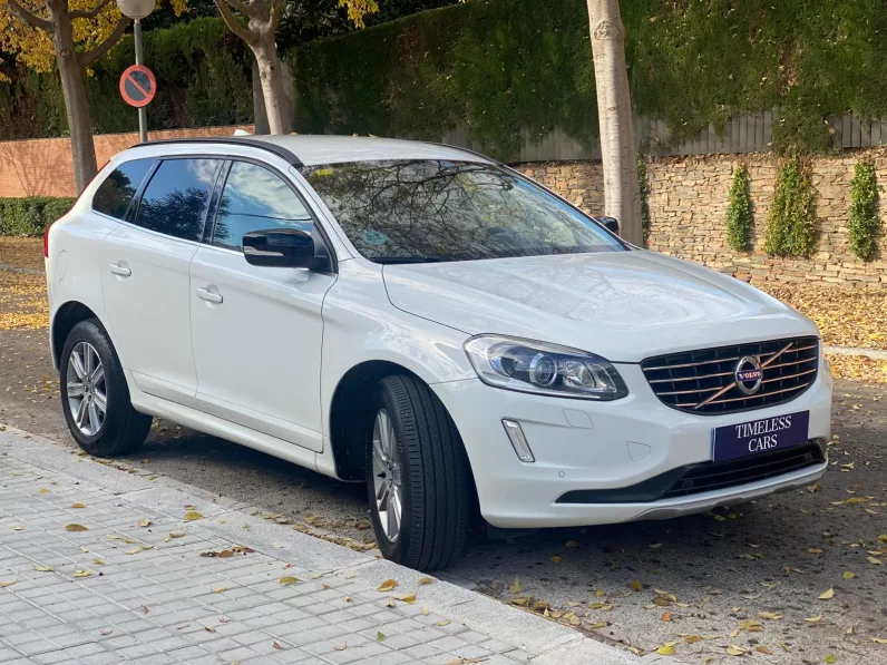 
								VOLVO XC60 D4 AWD AUT. MOMENTUM full									