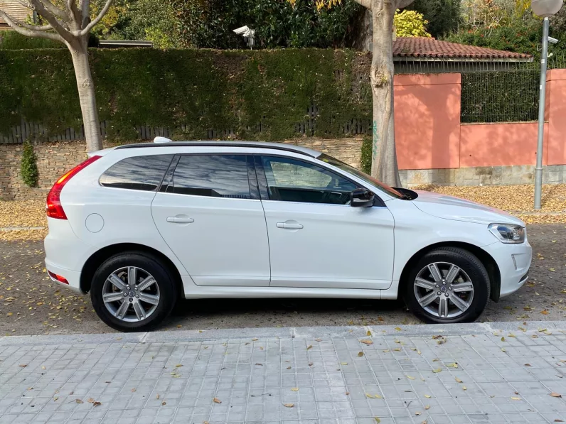 
								VOLVO XC60 D4 AWD AUT. MOMENTUM full									