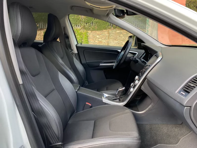 
								VOLVO XC60 D4 AWD AUT. MOMENTUM full									