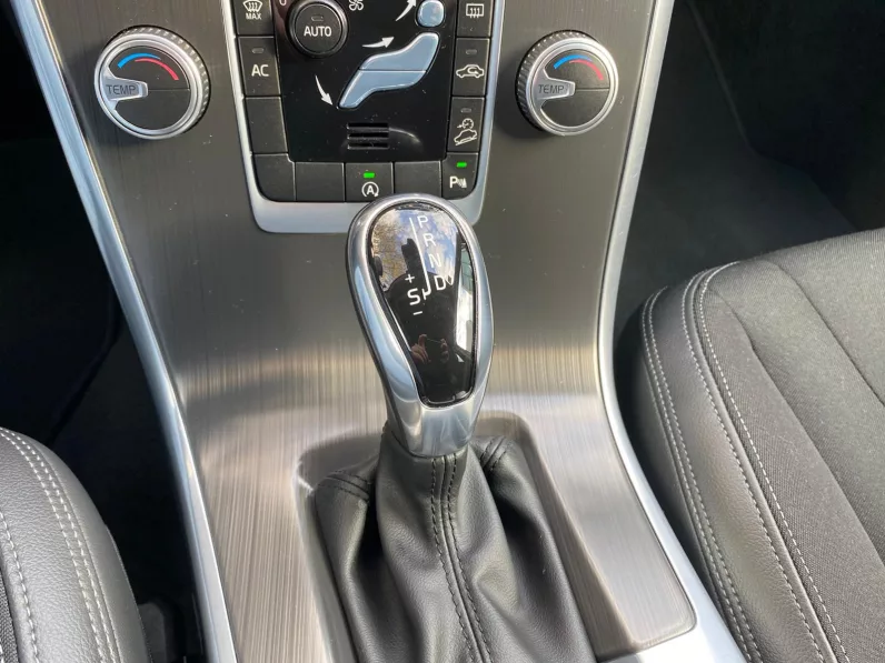 
								VOLVO XC60 D4 AWD AUT. MOMENTUM full									