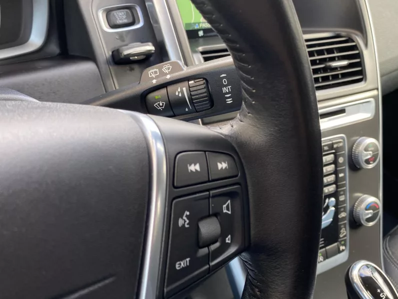 
								VOLVO XC60 D4 AWD AUT. MOMENTUM full									