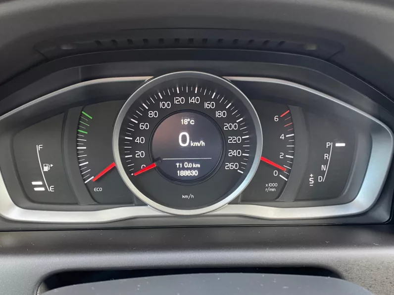 
								VOLVO XC60 D4 AWD AUT. MOMENTUM full									