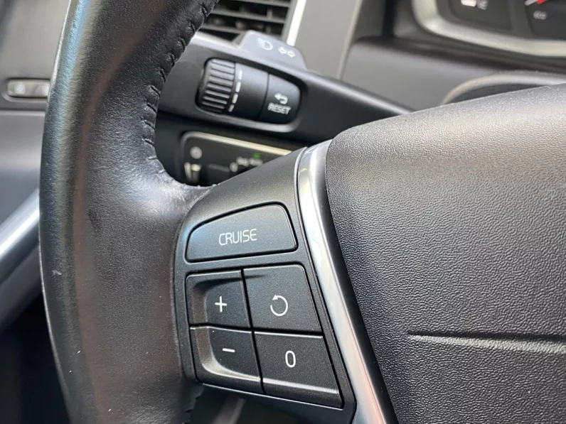 
								VOLVO XC60 D4 AWD AUT. MOMENTUM full									