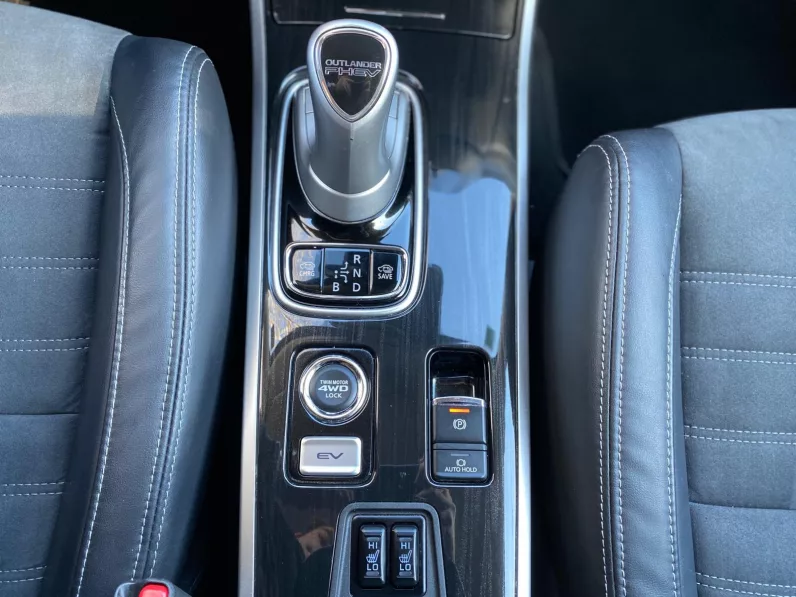 
								MITSUBISHI OUTLANDER PHEV KAITEKI full									