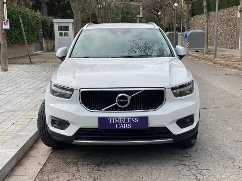 
								VOLVO XC40 T3 MOMENTUM PRO full									