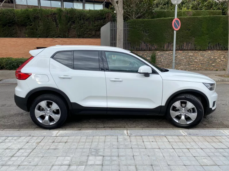
								VOLVO XC40 T3 MOMENTUM PRO full									