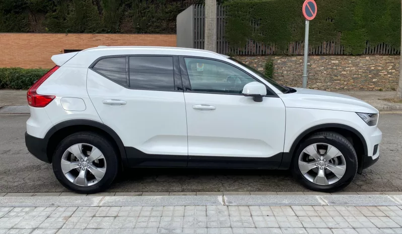 
								VOLVO XC40 T3 MOMENTUM PRO full									
