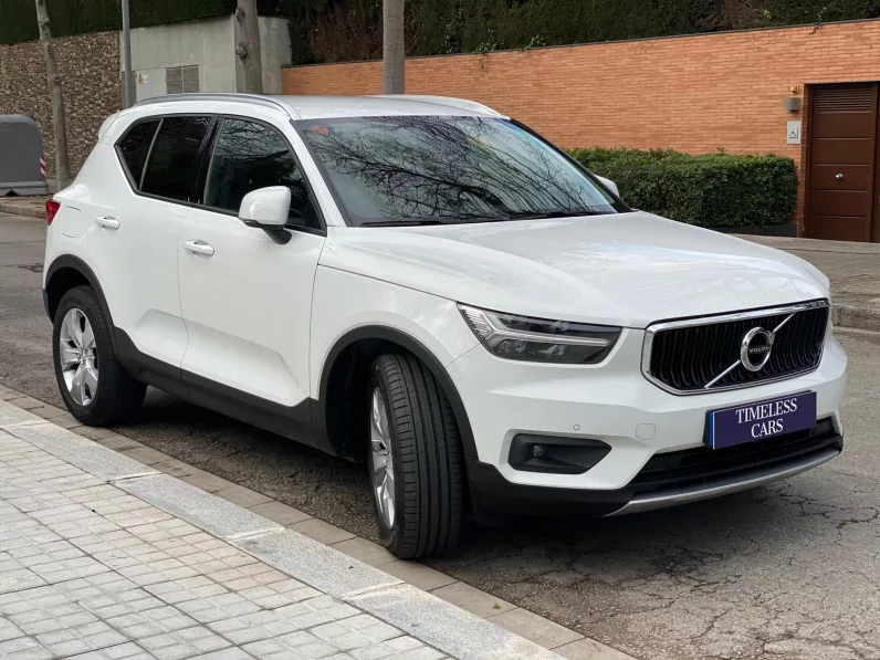 
								VOLVO XC40 T3 MOMENTUM PRO full									