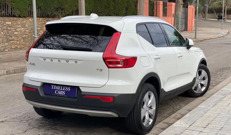 
								VOLVO XC40 T3 MOMENTUM PRO full									