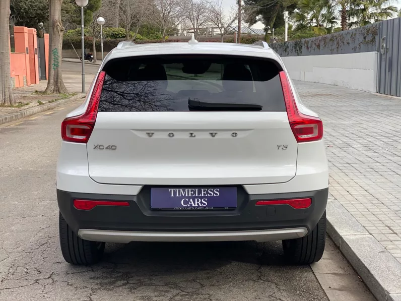 
								VOLVO XC40 T3 MOMENTUM PRO full									