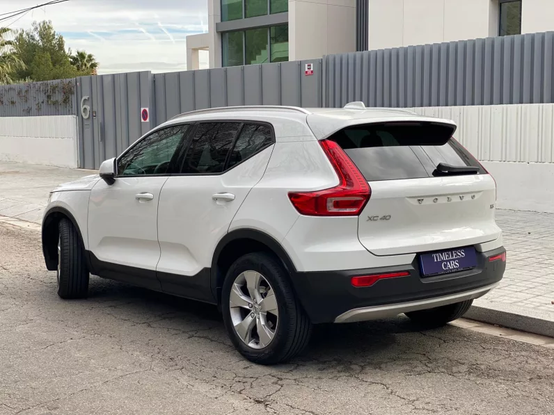 
								VOLVO XC40 T3 MOMENTUM PRO full									