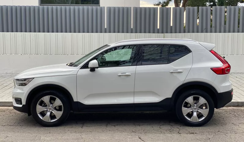 
								VOLVO XC40 T3 MOMENTUM PRO full									