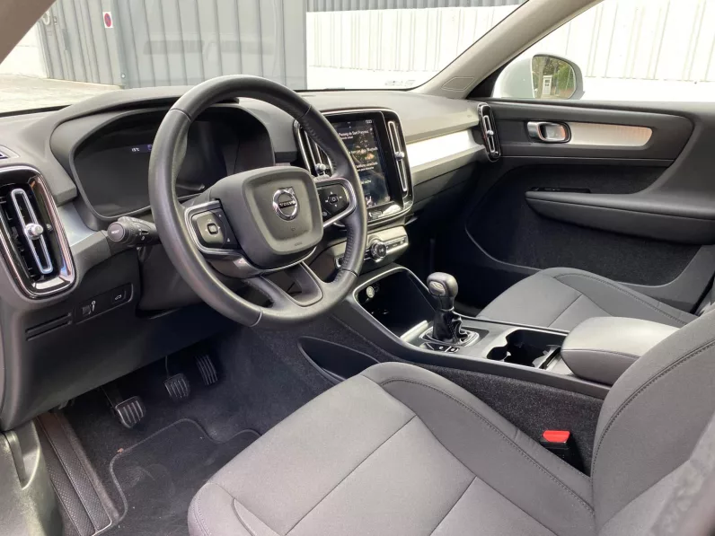 
								VOLVO XC40 T3 MOMENTUM PRO full									