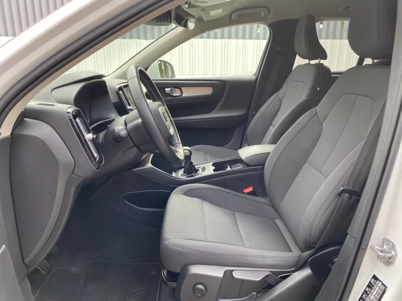 
								VOLVO XC40 T3 MOMENTUM PRO full									