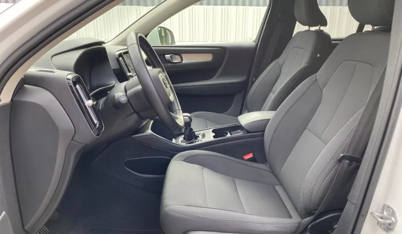 
								VOLVO XC40 T3 MOMENTUM PRO full									