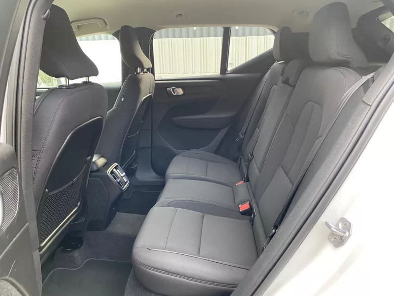 
								VOLVO XC40 T3 MOMENTUM PRO full									