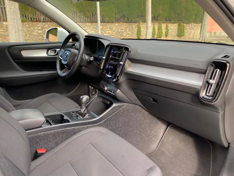 
								VOLVO XC40 T3 MOMENTUM PRO full									