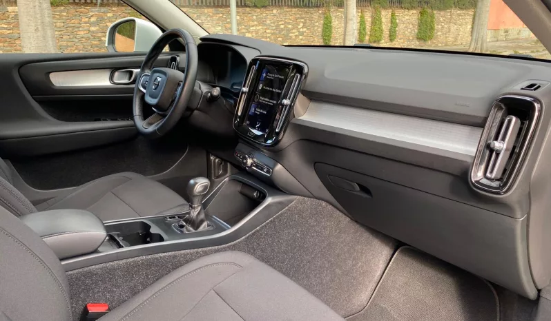 
								VOLVO XC40 T3 MOMENTUM PRO full									