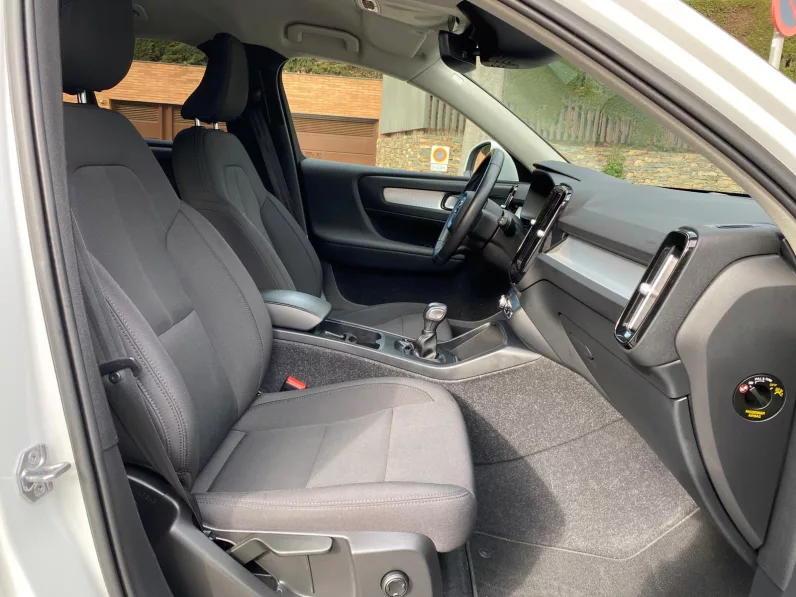 
								VOLVO XC40 T3 MOMENTUM PRO full									