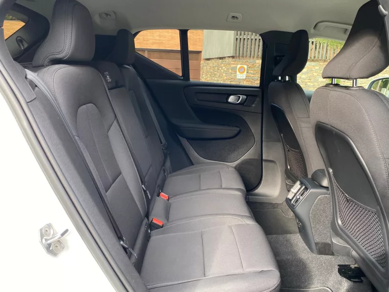 
								VOLVO XC40 T3 MOMENTUM PRO full									