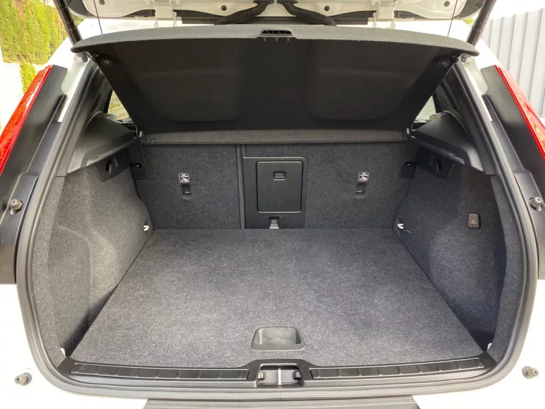 
								VOLVO XC40 T3 MOMENTUM PRO full									