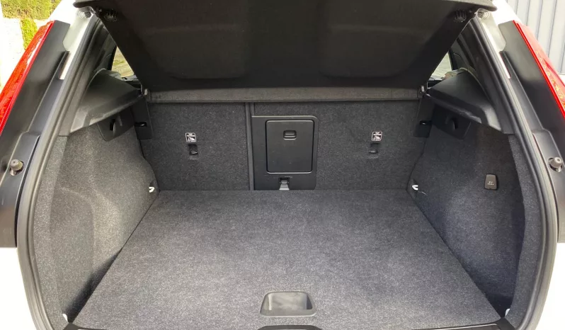 
								VOLVO XC40 T3 MOMENTUM PRO full									