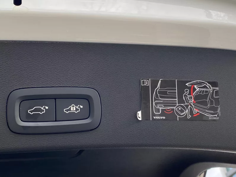 
								VOLVO XC40 T3 MOMENTUM PRO full									