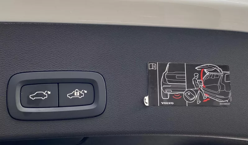 
								VOLVO XC40 T3 MOMENTUM PRO full									