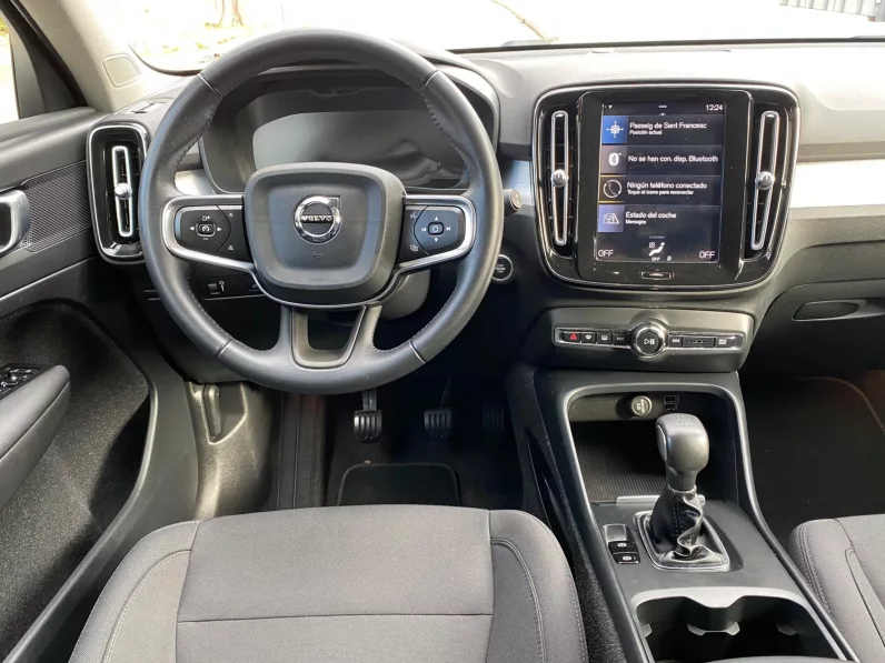 
								VOLVO XC40 T3 MOMENTUM PRO full									