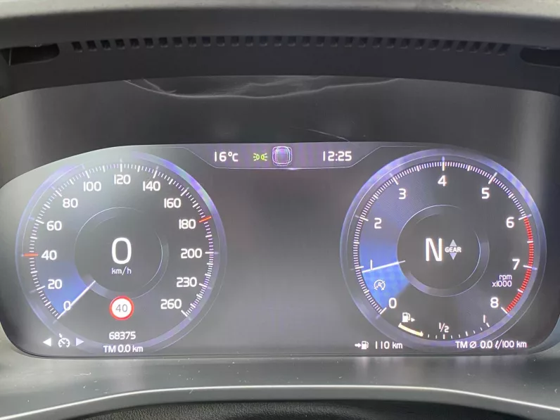 
								VOLVO XC40 T3 MOMENTUM PRO full									