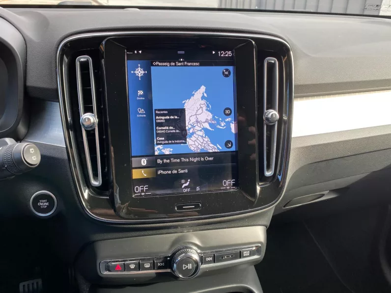 
								VOLVO XC40 T3 MOMENTUM PRO full									