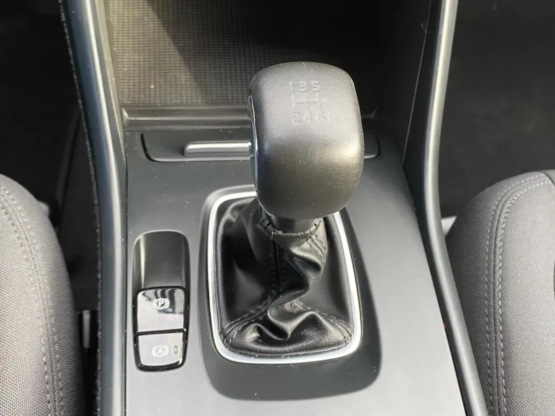 
								VOLVO XC40 T3 MOMENTUM PRO full									