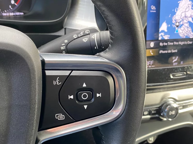 
								VOLVO XC40 T3 MOMENTUM PRO full									